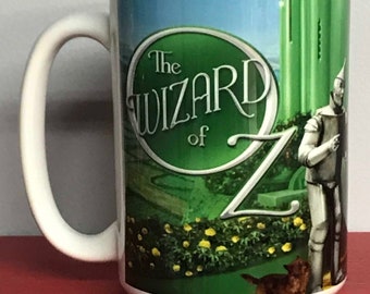 Taza de café de 15 onzas del Mago de Oz con impresión sublimada permanente en colores vivos y dos impresiones diferentes.