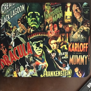 Può includere: Un collage colorato di poster di film horror classici con personaggi iconici come Dracula, Frankenstein, La Mummia e l'Uomo Invisibile. I poster sono disposti in modo caotico e visivamente accattivante, creando un senso di eccitazione e nostalgia.