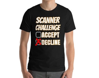 Puede incluir: Camiseta negra con el texto "SCANNER CHALLENGE" en dorado y blanco. Debajo, se lee "ACCEPT" y "DECLINE" con una "X" roja sobre "DECLINE". La camiseta es de manga corta.