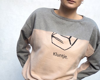 Bat sweater in nude/grey with Kluntje logo