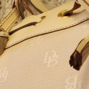 Cartera con iniciales de la firma Dooney & Bourke