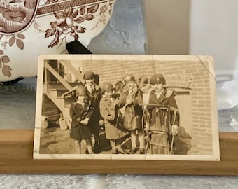 Vintage small wooden picture holder | old 1950s aged Scrabble rack for photo ledge or ephemera display in farmhouse, MCM or rustic decor