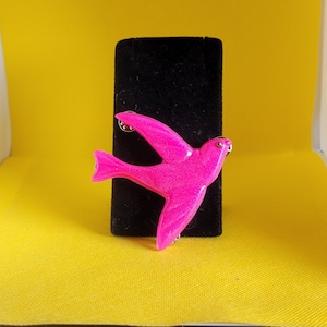 Swallow Brooch in Hollywood Pink