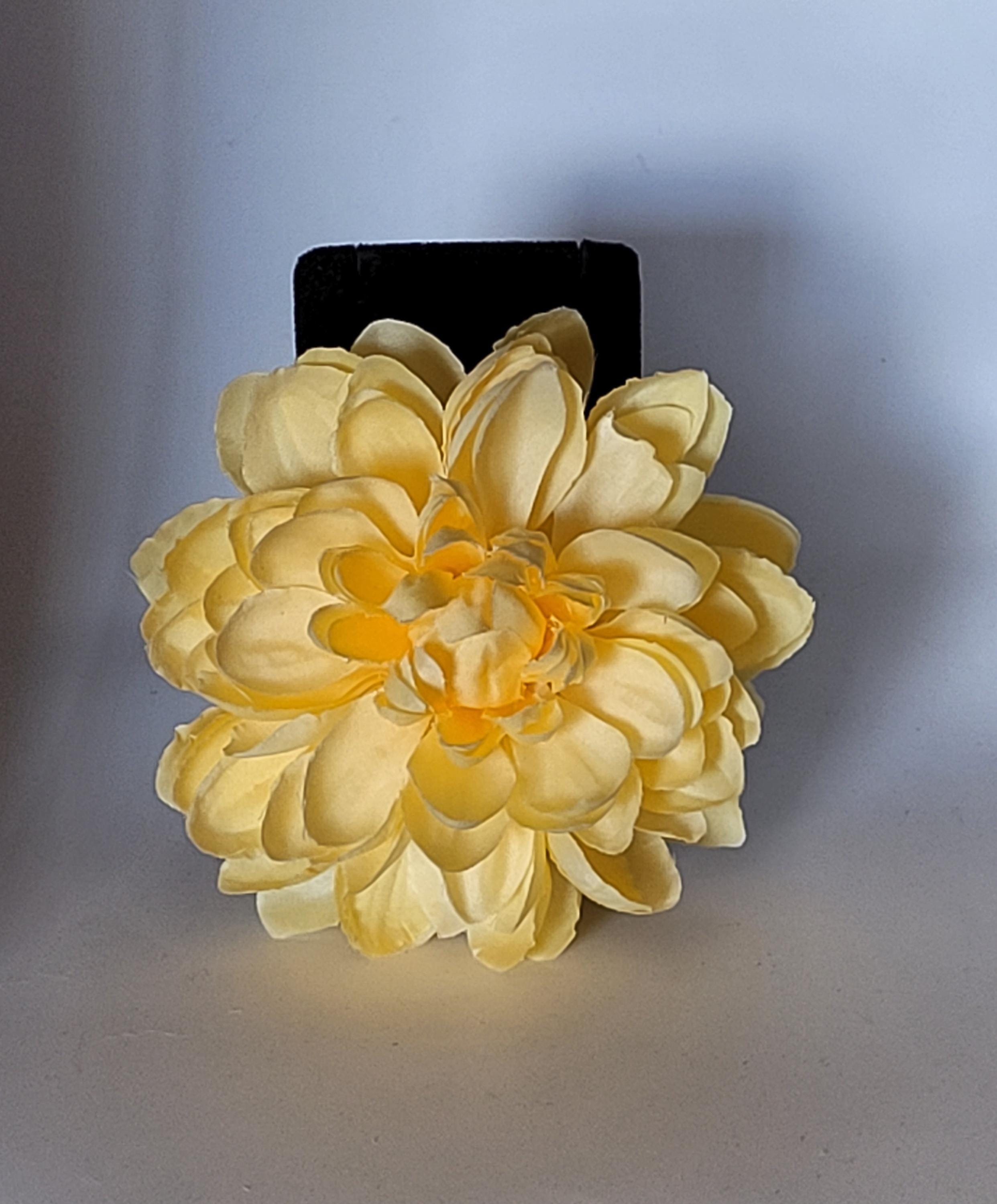 Big Dimensional Yellow Daffodils Dahlia Tiki Ti Swizzle Luau  display picture 2