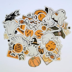 Könnte beinhalten: Eine Sammlung von Halloween-Stickern mit Geistern, Kürbissen, Fledermäusen, Skeletten und dem Text "Spell" und "Put a spell on you". Die Aufkleber sind in Orange, Schwarz und Weiß gehalten.