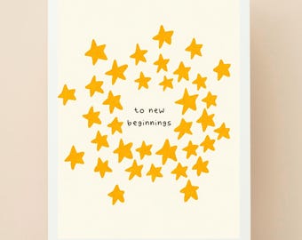 Puede incluir: Una tarjeta de felicitación rectangular con fondo color crema que presenta una disposición circular de estrellas amarillas dibujadas a mano. En el centro del grupo de estrellas, el texto dice to new beginnings en una fuente sencilla y oscura.