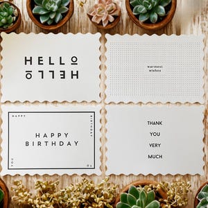 Pode incluir: Quatro cartões de felicitações brancos com bordas onduladas, cada um com uma mensagem diferente em fonte preta. As mensagens incluem "HELLO", "warmest wishes", "HAPPY BIRTHDAY" e "THANK YOU VERY MUCH". Os cartões são rodeados por pequenas suculentas em vasos.