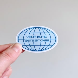 Aufkleber: &#39;Your Outie Gets Bitches&#39; - Laminierter Vinyl Aufkleber