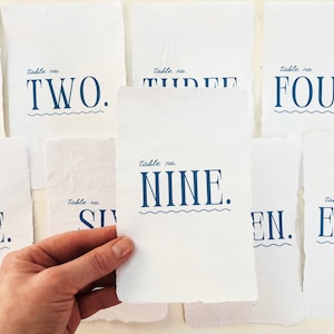 Numero di tavolo, numero di tavolo da matrimonio con bordo decorato, stampato su carta riciclata fatta a mano, bordo decorato