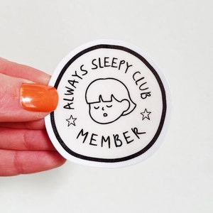 いつも眠いクラブ会員ステッカー / かわいい耐候性ステッカー / 耐久性のためにラミネート加工 / ウォーターボトル、ノートパソコン、携帯電話用