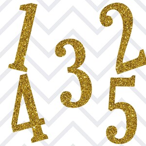 Op de afbeelding: Gouden glittercijfers 1, 2, 3, 4 en 5. De cijfers zijn uitgesneden en hebben een glinsterende gouden afwerking.