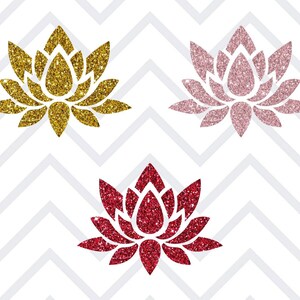 K&ouml;nnte beinhalten: Drei glitzernde Lotusblumen-Designs in Gold, Rosa und Rot. Die Blumen sind vor einem wei&szlig;en Hintergrund mit einem grauen Zickzackmuster angeordnet. Die Lotusblumen sind ein beliebtes Symbol f&uuml;r Reinheit und Erleuchtung.