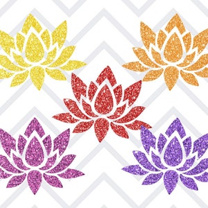 K&ouml;nnte beinhalten: F&uuml;nf glitzernde Lotusblumen-Designs in Gelb, Orange, Rot, Lila und Pink. Die Blumen sind vor einem wei&szlig;en Hintergrund mit einem grauen Zickzackmuster angeordnet. Die Lotusblumen sind ein beliebtes Designelement.