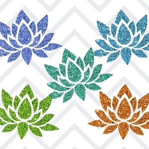 K&ouml;nnte beinhalten: F&uuml;nf glitzernde Lotusblumen-Designs in Blau, T&uuml;rkis, Gr&uuml;n und Gold. Die Blumen sind vor einem wei&szlig;en Hintergrund mit einem grauen Zickzackmuster angeordnet. Diese dekorativen floralen Designs sind ideal f&uuml;r Bastelprojekte.