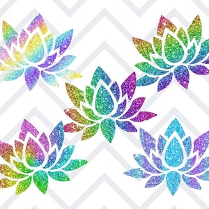K&ouml;nnte beinhalten: F&uuml;nf glitzernde Lotusblumen-Designs in Regenbogenfarben, darunter Blau-, Gr&uuml;n-, Gelb- und Lilat&ouml;ne. Die Blumen sind vor einem wei&szlig;en Hintergrund mit einem grauen Zickzackmuster angeordnet.