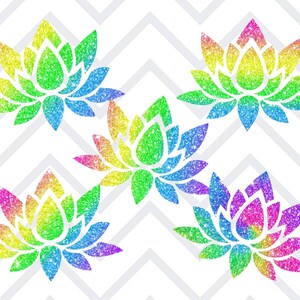 K&ouml;nnte beinhalten: F&uuml;nf glitzernde Lotusblumen-Designs in Regenbogenfarben, darunter Gelb, Gr&uuml;n, Blau und Lila. Die Blumen sind vor einem wei&szlig;en Hintergrund mit einem grauen Zickzackmuster angeordnet. Die Blumen sind ein dekoratives Design.