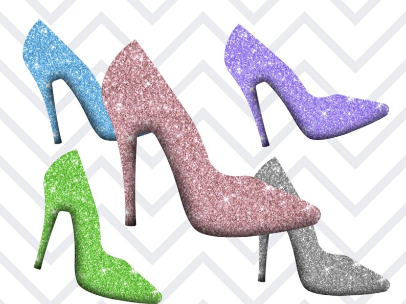 Puede incluir: Cuatro pares de zapatos de tac&oacute;n alto con tejido de purpurina en diferentes colores: azul claro, rosa, morado y plateado.