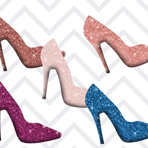 Puede incluir: Cuatro pares de zapatos de tac&oacute;n alto con tejido de purpurina en rosa, oro rosa, azul y morado.
