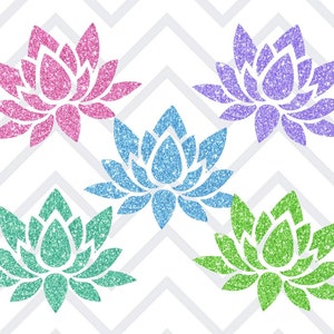 K&ouml;nnte beinhalten: F&uuml;nf glitzernde Lotusblumen-Designs in Pink, Blau, Lila, Gr&uuml;n und T&uuml;rkis. Die Blumen sind vor einem wei&szlig;en Hintergrund mit einem grauen Zickzackmuster angeordnet. Die Lotusblumen sind ein beliebtes Designelement.
