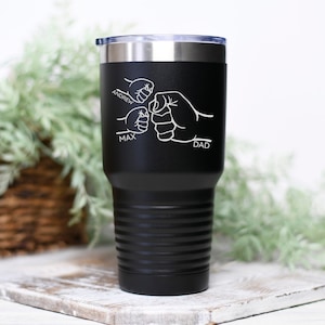 Tazza da viaggio in acciaio inossidabile da 30 once con incisione "Pugno nel pugno" per papà, nome del bambino, regalo per la festa del papà, regalo unico per papà con nomi di bambini