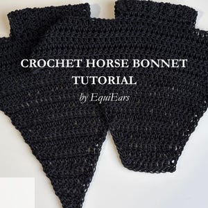 Pode incluir: Tutorial de capuz de cavalo de crochê preto da EquiEars. O capuz é feito de um fio escuro e texturizado e foi projetado para caber sobre as orelhas e a cabeça de um cavalo. O texto "CROCHET HORSE BONNET TUTORIAL" é exibido em branco.