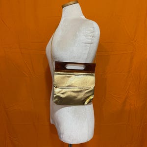 Bolso de mano con asa superior dorada de los años 70