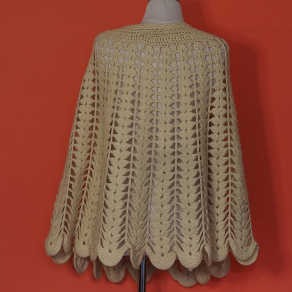 1960s Handmade Crochet Shawl - image 3