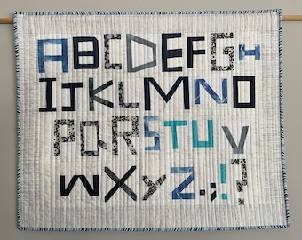 Courtepointe alphabet moderne, murale faite main, avec pochette de suspension, bleu et blanc.