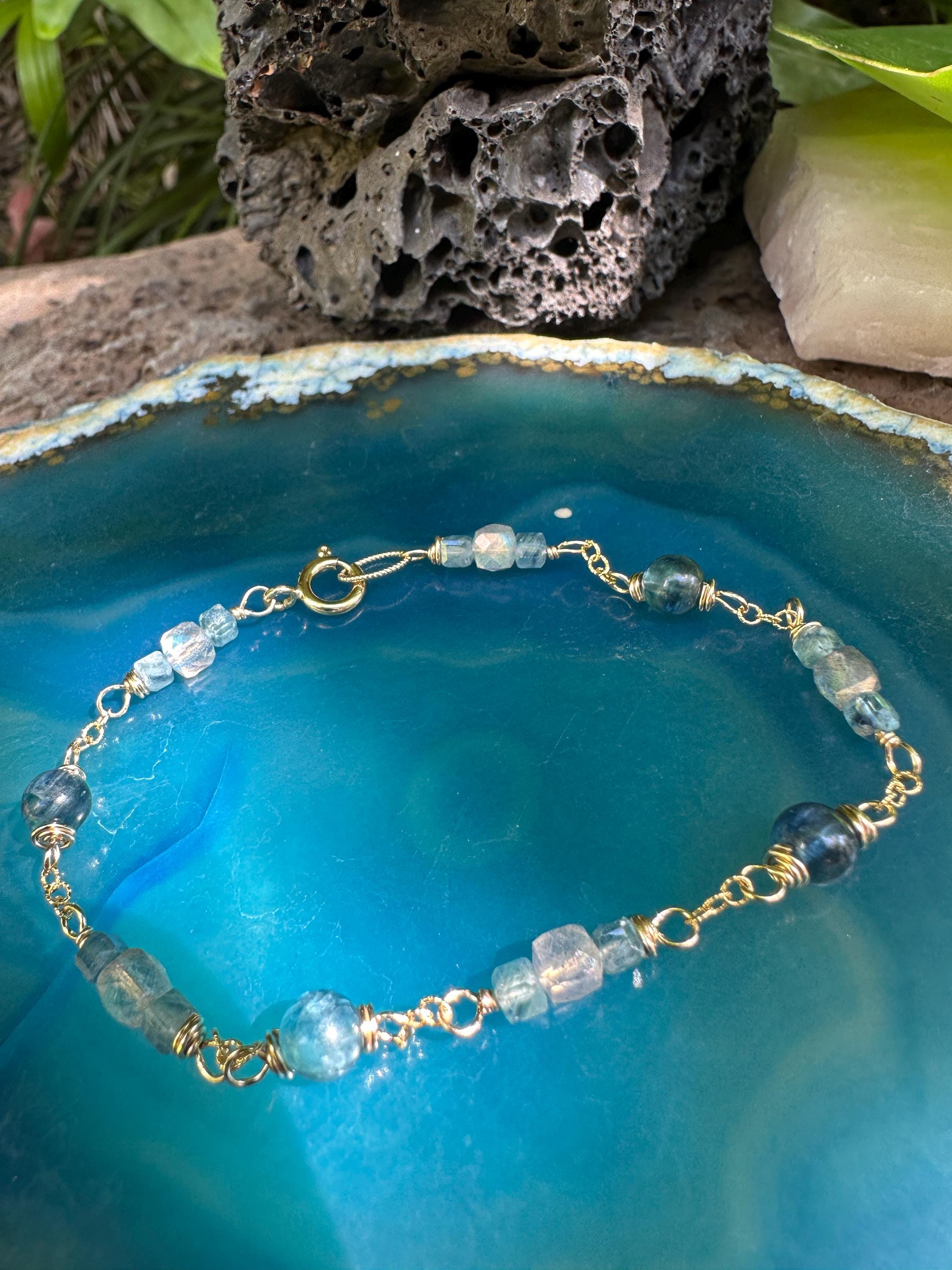 カイヤナイトとラブラドライトの宝石ブレスレット：14Kゴールド