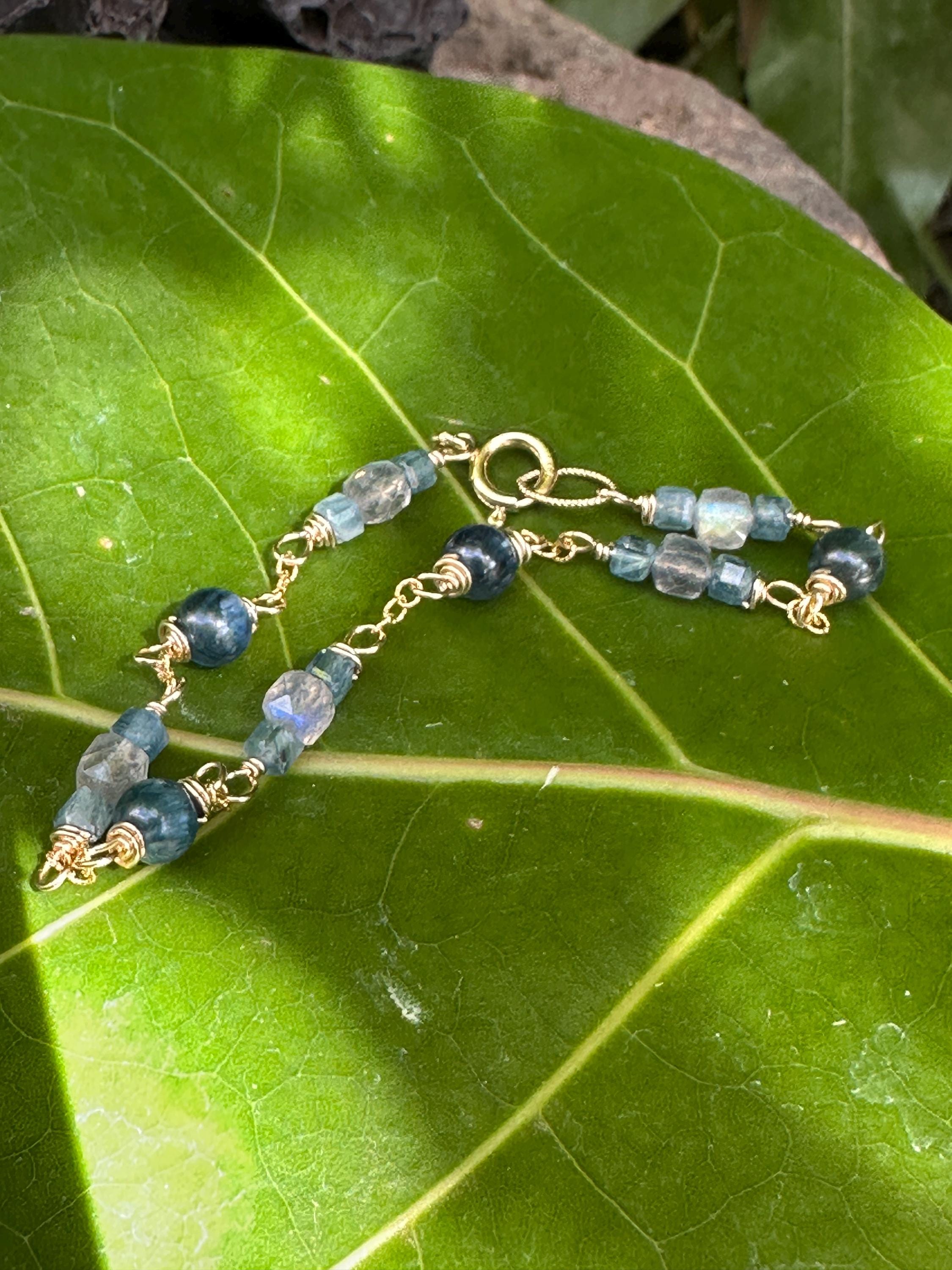 カイヤナイトとラブラドライトの宝石ブレスレット：14Kゴールド