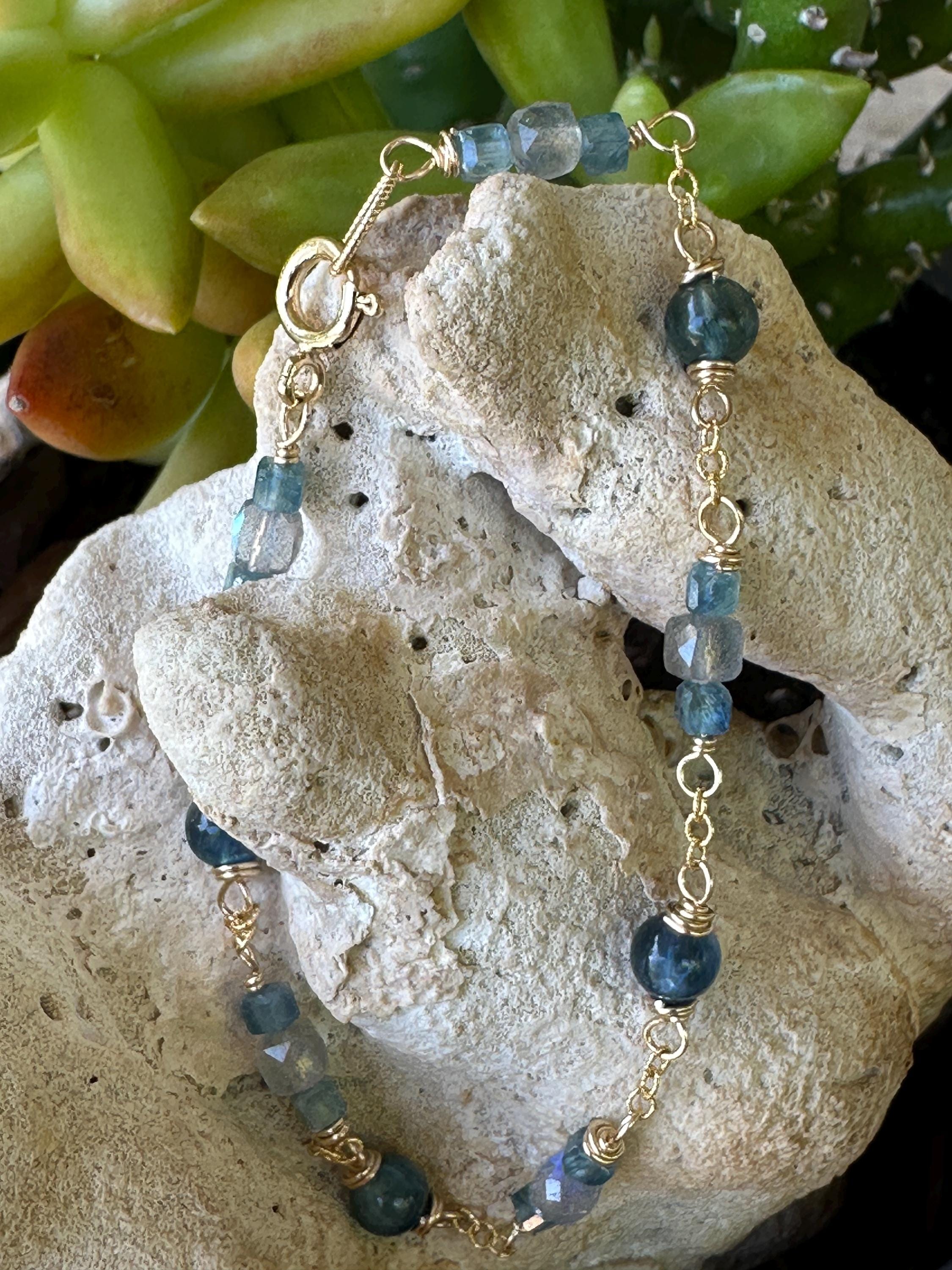 カイヤナイトとラブラドライトの宝石ブレスレット：14Kゴールド