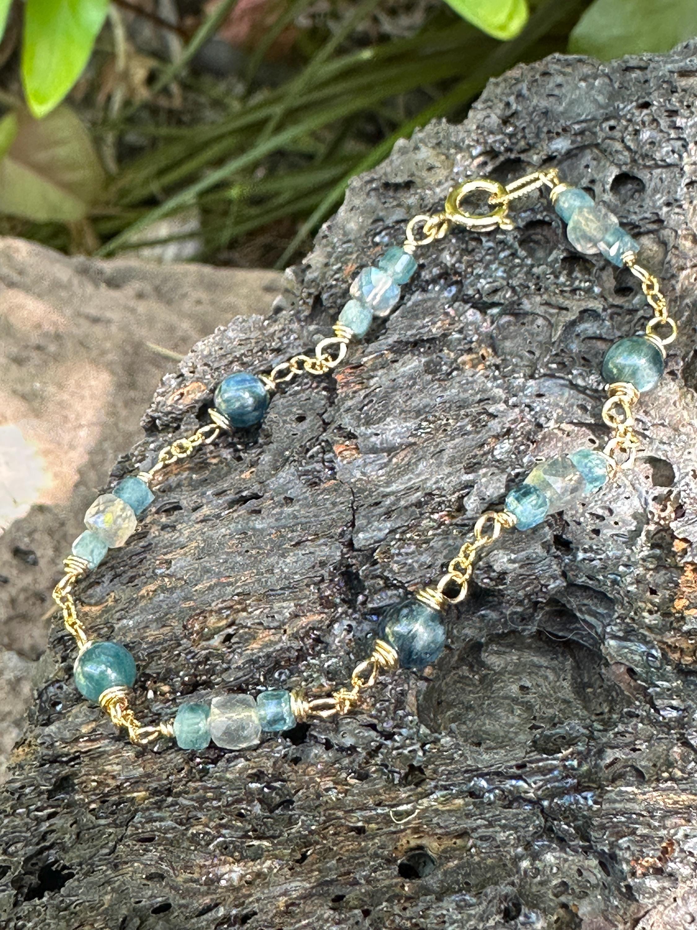 カイヤナイトとラブラドライトの宝石ブレスレット：14Kゴールド