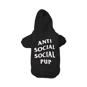 Puede incluir: Sudadera con capucha negra para perros con el texto "ANTI SOCIAL SOCIAL PUP" en blanco.