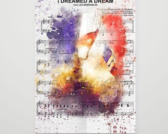 Pode incluir: Uma pintura em aquarela de partituras musicais com as palavras "I Dreamed a Dream" de Os Miseráveis. A música é sobreposta a uma imagem em aquarela de uma pessoa cantando.