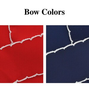 Peut inclure: Le texte Bow Colors appara&icirc;t au-dessus de deux &eacute;chantillons rectangulaires de tissu c&ocirc;tel&eacute;. L'&eacute;chantillon de gauche est rouge vif et celui de droite est bleu marine. Les deux tissus pr&eacute;sentent un bord blanc cousu avec un motif festonn&eacute;.