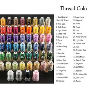 Peut inclure: Un support en bois contenant soixante bobines de fil &agrave; broder de diff&eacute;rentes couleurs, dispos&eacute;es en rang&eacute;es et num&eacute;rot&eacute;es de 1 &agrave; 60. &Agrave; droite, une liste intitul&eacute;e Thread Colors indique les noms correspondants pour chaque bobine num&eacute;rot&eacute;e.