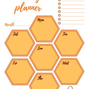 Pu&ograve; includere: Un planner settimanale con un design a nido d'ape. Ogni giorno della settimana &egrave; rappresentato da un esagono con uno spazio per scrivere. Il planner include anche una lista di cose da fare e uno spazio per scrivere il mese. Un'ape di cartone animato si trova in fondo alla pagina.