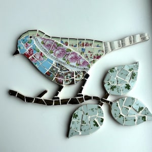 Mosaikvogel mit Blatt