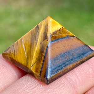 Tigerauge Pyramide, Tigerauge Kristallpyramide, Kristallpyramide, goldenes Tigerauge, Steckdosenleiste, Mini-Pyramide