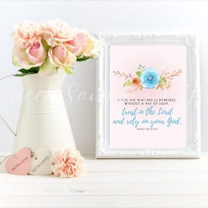 Może przedstawiać: Oprawiony wydruk z kwiatowym wzorem i tekstem "trust in the Lord and rely on your God." Biały dzbanek zawiera różowe i brzoskwiniowe róże. Dwie etykiety w kształcie serca z napisem "with love."