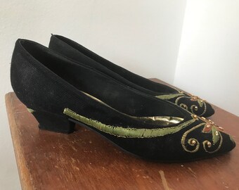 Embroidered Vintage Pumps