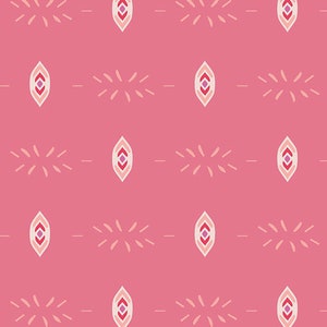 Pode incluir: Padrão repetitivo sobre fundo rosa. O padrão apresenta formas de folhas alongadas com um design central em branco, rosa e roxo. Pequenas explosões de linhas e traços completam o design.