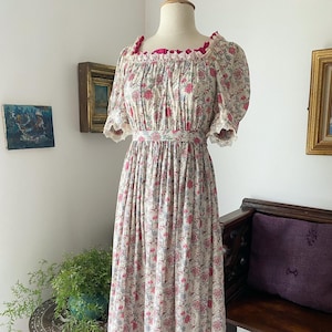1950s doll dress 1800s schintz fabric flowers birds 50s retro size small xsmall vintage puff sleeves ruffles