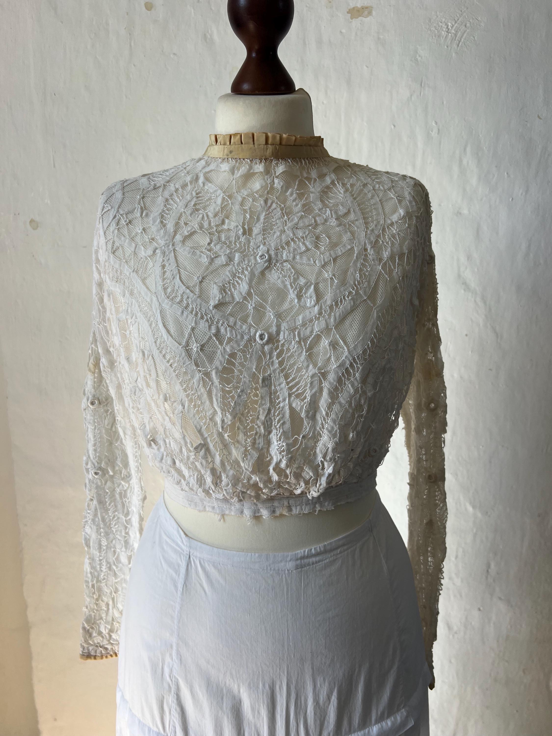 Pasterip Battenberg lace design blouse