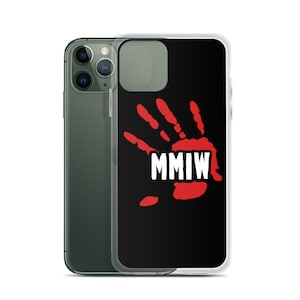 Op de afbeelding: Een zwarte telefoonhoes met een rode handafdruk en de tekst "MMIW" in witte letters.