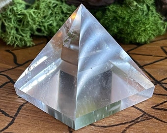100 % Handarbeit 25 x 25 x 15 mm glasklar und rein Bergkristall Pyramide ca