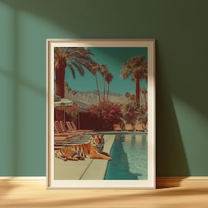 Könnte beinhalten: Gerahmter Kunstdruck mit einem Tiger am Pool, Palmen und einer Bergkette im Hintergrund. Das Bild hat eine Vintage-Ästhetik. Der Tiger hat orange und schwarze Streifen.