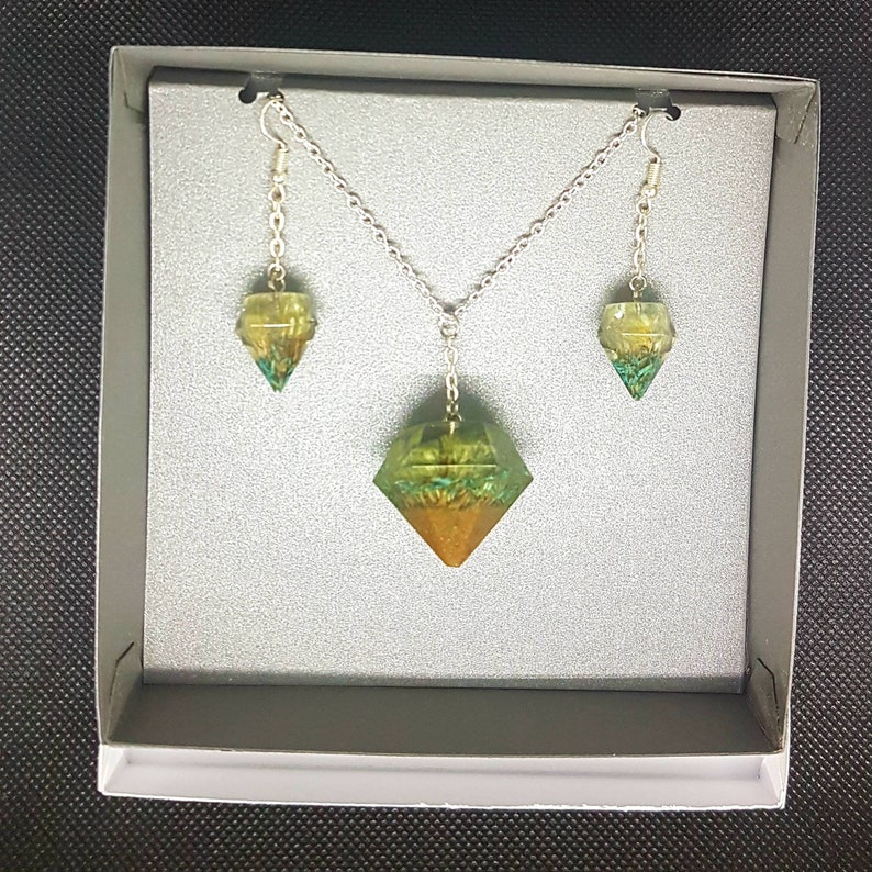Real flowers in resin gems jewellery set