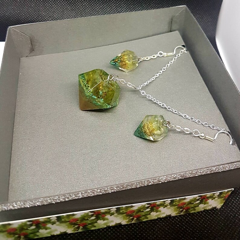 Real flowers in resin gems jewellery set