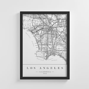 Könnte beinhalten: Schwarz-weiß-Kartenabdruck von Los Angeles, Kalifornien, USA. Die Karte zeigt die Straßen der Stadt und wichtige Sehenswürdigkeiten. Der Druck ist in einem schwarzen Rahmen gerahmt.